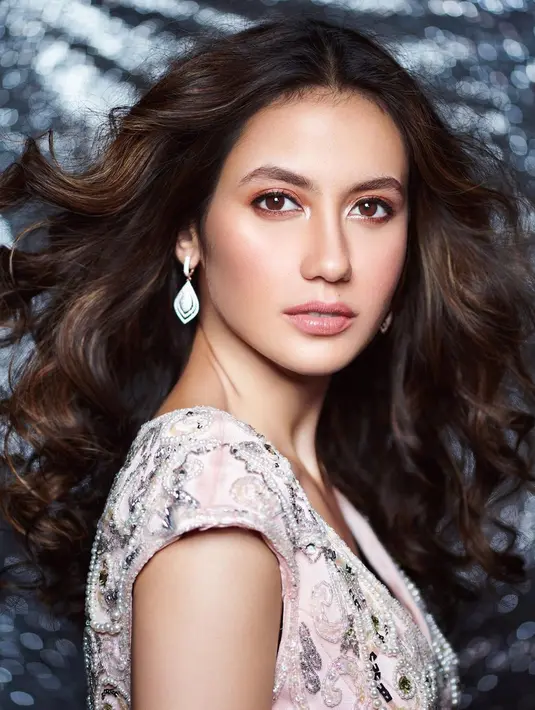 Saat pemotretan dirinya terlihat menggunakan riasan tebal, begitu memesona dengan makeup matte. Bahkan penampilan Pevita Cleo Eileen Pearce dengan makeup tebal ini dipuji netizen bak seleb Hollywood. (Liputan6.com/IG/@pevpearce)