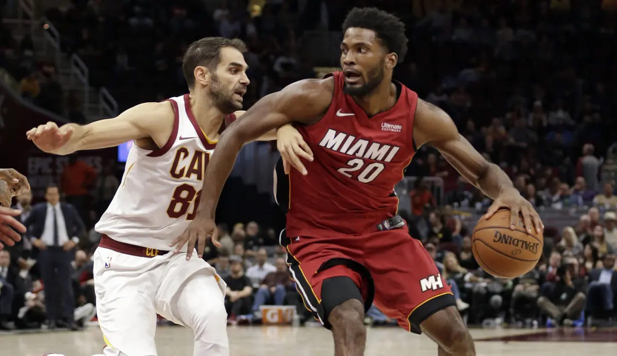 Pemain Miami Heat, Justise Winslow (kanan) berusaha melewati pemain Cavaliers, Jose Calderon (81) pada lanjutan NBA basketball game, di Quicken Loans Arena, Cleveland, (28/11/2017). Cavs menang 108-97. (AP/Tony Dejak)