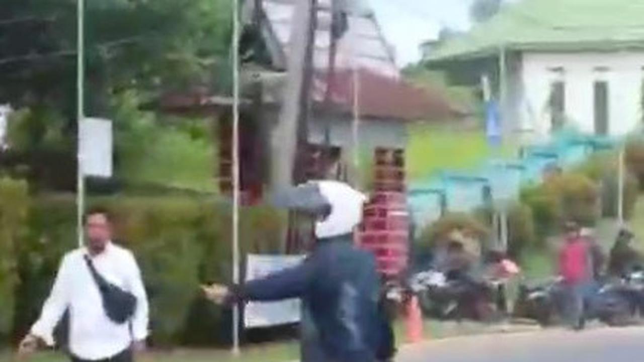 Pemotor Terobos dan Serang Barisan Polisi di Depan Mapolres Bengkulu Tengah