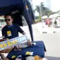 Penjual memperlihatkan aksesoris bertulisan "Turn Back Crime" saat Car Free Day kawasan Bunderan HI, Jakarta (13/3).Ini untuk menunjukkan  kepedulian terhadap berbagai tindak kejahatan yang terjadi di lingkungan masyarakat. (Liputan6.com/Faizal Fanani)