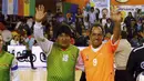 Evo Morales (kiri) dan Daniel Scioli, gubernur provinsi Buenos Aires dan calon presiden Argentina dari Victory menyapa penonton sebelum memainkan pertandingan sepak bola di Benavidez, Buenos Aires, Argentina (17/9/2015). (REUTERS/Marcos Brindicci)