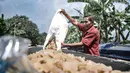Pekerja menjemur kerupuk kulit di industri rumahan kawasan Bogor, Jawa Barat, Minggu (26/9/2021). Sebelum Covid-19 melanda biasanya pelaku usaha kerupuk kulit mampu memproduksi 30 lembar kulit sapi dalam sehari, namun kini hanya 12-15 lembar kulit per hari. (merdeka.com/Iqbal S Nugroho)