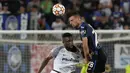 Bek Atalanta, Merih Demiral (kanan) berebut bola udara dengan pemain Young Boys, Jordan Siebatcheu selama pertandingan grup F Liga Champions di Stadion Gewiss di Bergamo, Italia, Kamis (30/9/2021). Hasil ini membuat Atalanta berada di puncak klasemen dengan empat poin. (AP Photo/Luca Bruno)