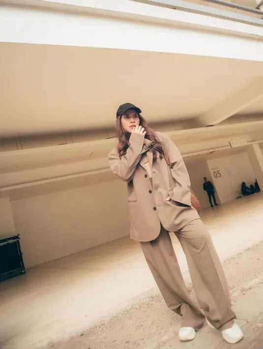 Memakai one set oversize seperti Raisa juga bisa dijadikan inspirasi untukmu yang bingung memakai outfit apa untuk pergi ke kantor [instagram/raisa6690]
