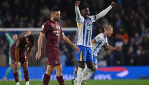 Gelandang Brighton asal Kamerun #20, Carlos Baleba (2R), merayakan golnya di lapangan setelah pertandingan Liga Primer Inggris antara Brighton dan Hove Albion dan Manchester City di Stadion Komunitas American Express di Brighton, Inggris selatan, Minggu dini hari WIB (10/11/2024). Brighton memenangkan pertandingan dengan skor 2-1. (Glyn KIRK/AFP)