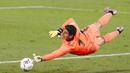 Kiper Real Madrid, Thibaut Courtois, melakukan penyelamatan saat melawan Real Betis pada laga La Liga di Stadion Benito Villamarin, Minggu (27/9/2020). Real Madrid menang dengan skor 3-2. (AP Photo/Angel Fernandez)