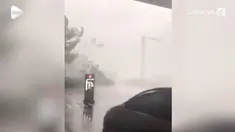 Warganet Jakarta membagikan turunnya fenomena hujan es dan angin kencang yang terjadi sore ini.