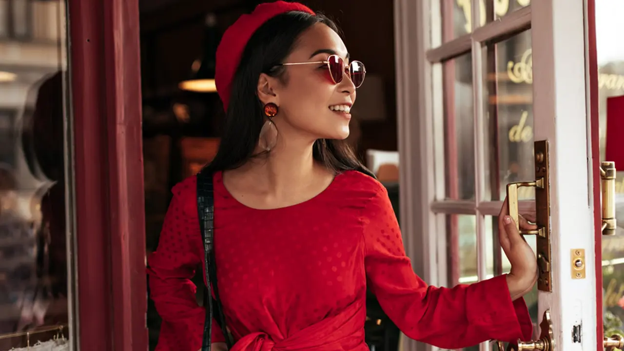 perempuan percaya diri dan bahagia
