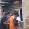 Geger Pria Diduga ODGJ Ngamuk Bakar Motor di Sukabumi