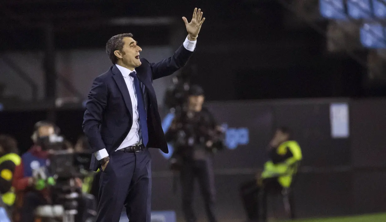 Pelatih Barcelona, Ernesto Valverde, memberi arahan kepada anak asuhnya saat melawan Celta Vigo pada laga La Liga di Stadion Balaidos, Rabu (18/4/2018). Celta Vigo bermain imbang 2-2 dengan Barcelona. (AP/Lalo R. Villar)