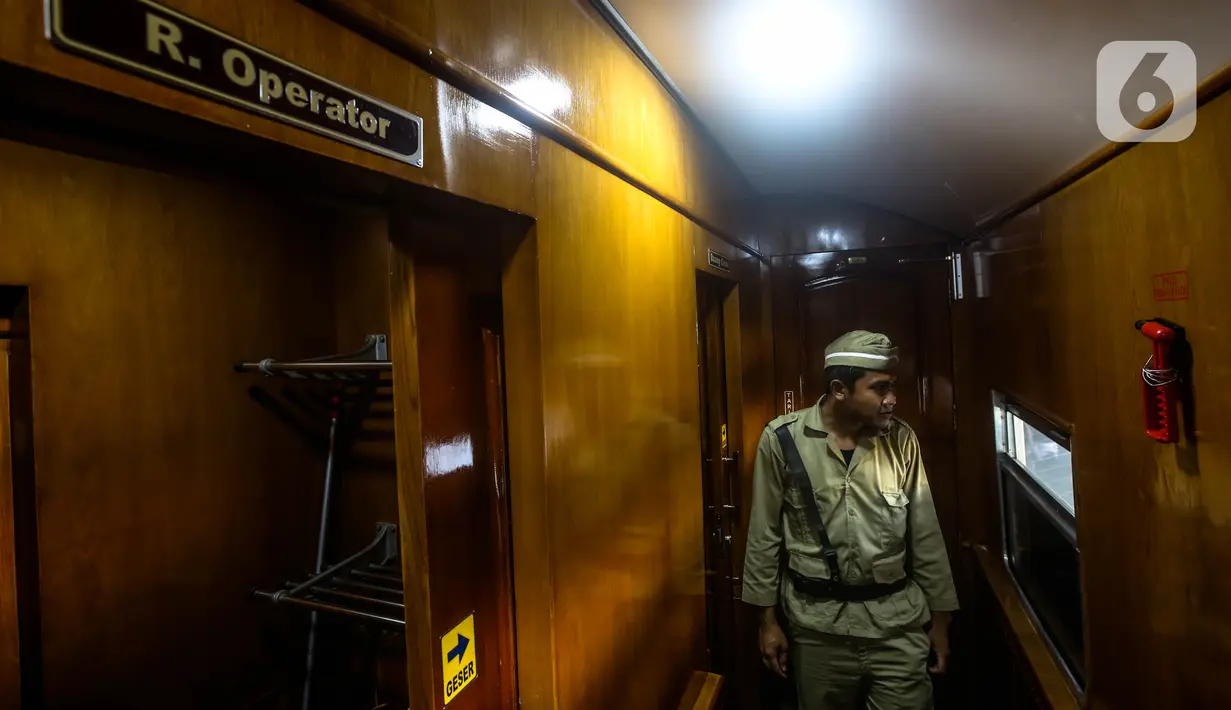 Petugas berjaga di kereta Djoko Kendil dalam kegiatan Kereta Bersejarah Menyapa di Stasiun Jakarta Kota, Rabu (17/8/2022). Selain untuk memperlihatkan kereta bersejarah yang beroperasi pada era kolonial Belanda di tahun 1925, kegiatan tersebut juga bertujuan untuk memperingati HUT ke-77 Kemerdekaan Republik Indonesia. (Liputan6.com/Faizal Fanani)