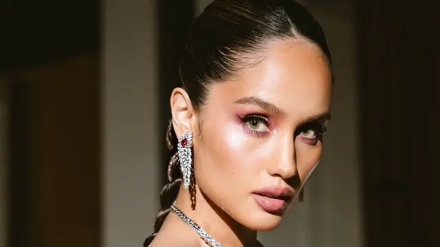 Cinta Laura dengan tampilan mewah. [@claurakiehl]