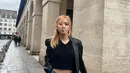 Tampilan yang lebih kasual dari Rose BLACKPINK mengenakan outfit hitam. Menikmati waktu berjalan-jalan di luar, Rose mengenakan atasan berwarna hitam yang ditumpuknya dengan oversized blazer yang juga berwarna hitam. Penampilannya ini ia sempurnakan dengan celana jeans, sneakers putih, dan mini hand bag. Foto: Instagram.