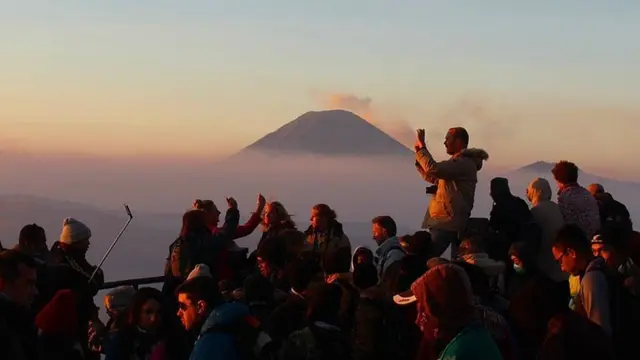 Pemandangan para pemburu sunrise di Gunung Penanjakan