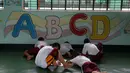 Sejumlah anak serius mengikuti kelas menggambar selama menjalani pemulihan di sebuah pusat rehabilitasi narkoba milik pemerintah di Taguig, Metro Manila, Filipina, (12/12). (REUTERS/Erik De Castro)