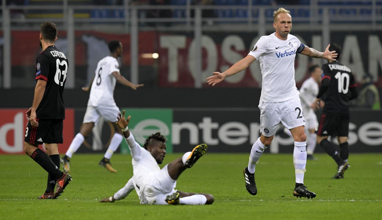 Pemain Austria Wien, Raphael Holzhauser merayakan gol ke gawang AC Milan pada laga grup D Liga Europa di San Siro stadium, Milan, (23/11/2017). Milan menang telak 5-1. (AFP/Miguel Medina)