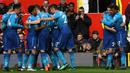Pemain Arsenal merayakan gol yang berhasil dicetak Henrikh Mkhitaryan ke gawang Manchester United saat pertandingan Liga Inggris di stadion Old Trafford di Manchester (29/4). (AFP/Paul Ellis)