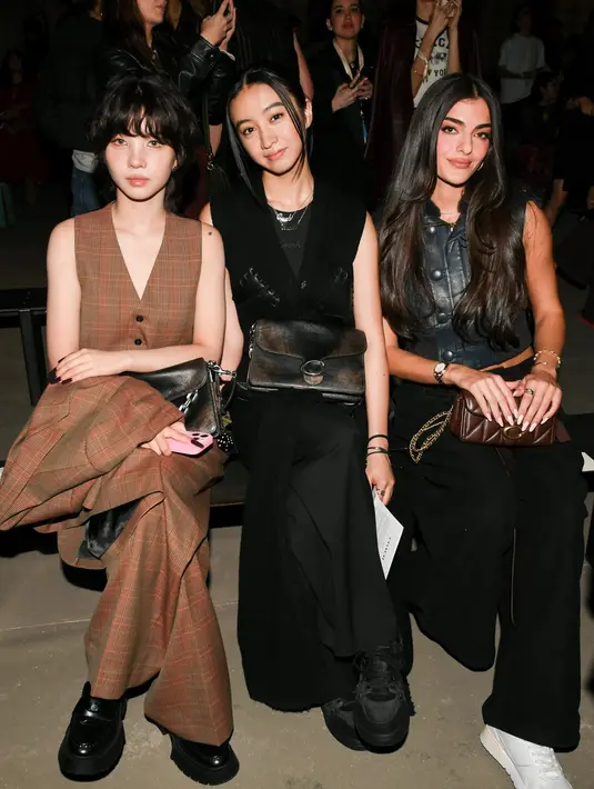 <p>SOYEON dari grup K-pop (G)I-DLE menyuguhkan gaya preppy yang fresh. Ia memilih setelan vest cokelat yang dipadukan dengan kemeja putih, menghadirkan sentuhan klasik yang tetap playful. Penampilan ini makin menonjol berkat gaya rambut barunya, pixie cut, yang memberi kesan bold dan edgy.</p>