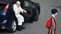 Paus Fransiskus keluar dari mobilnya saat tiba dalam audiensi publik terbatas di halaman San Damaso, Vatikan, Rabu (2/9/2020). Ini merupakan audiensi publik pertama dalam enam bulan terakhir setelah Paus Fransiskus menghentikannya karena pandemi COVID-19. (Vincenzo PINTO/AFP)