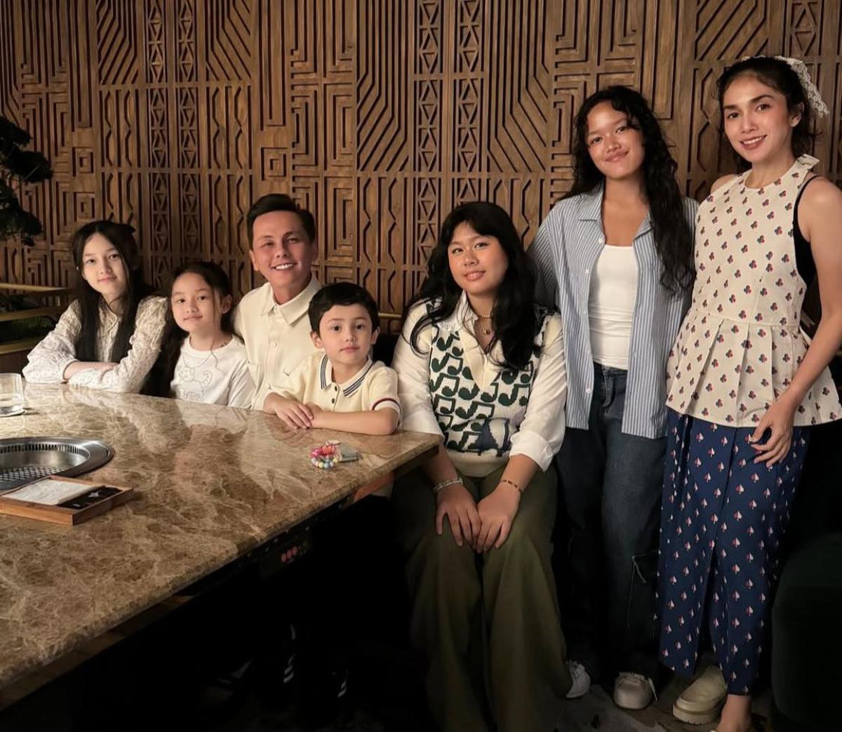 7 Potret Momen Kehangatan Keluarga Andhika dan Ussy, Bukti Cinta yang Makin Erat dengan Anak-anak