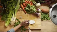 Anda dapat memasak makanan sendiri untuk hidup yang lebih sehat. Berikut langkah dan tips melakukannya di rumah.