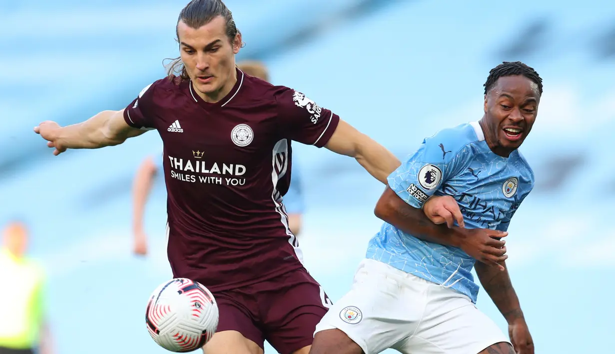 Bek Leicester City Caglar Soyuncu berebut bola dengan penyerang Manchester City, Raheem Sterling pada lanjutan Liga Inggris di Etihad Stadium, Minggu (27/9/2020). Jamie Vardy mencetak hat-trick dan Manchester City takluk 2-5 dari Leicester. (Catherine Ivill/Pool via AP)