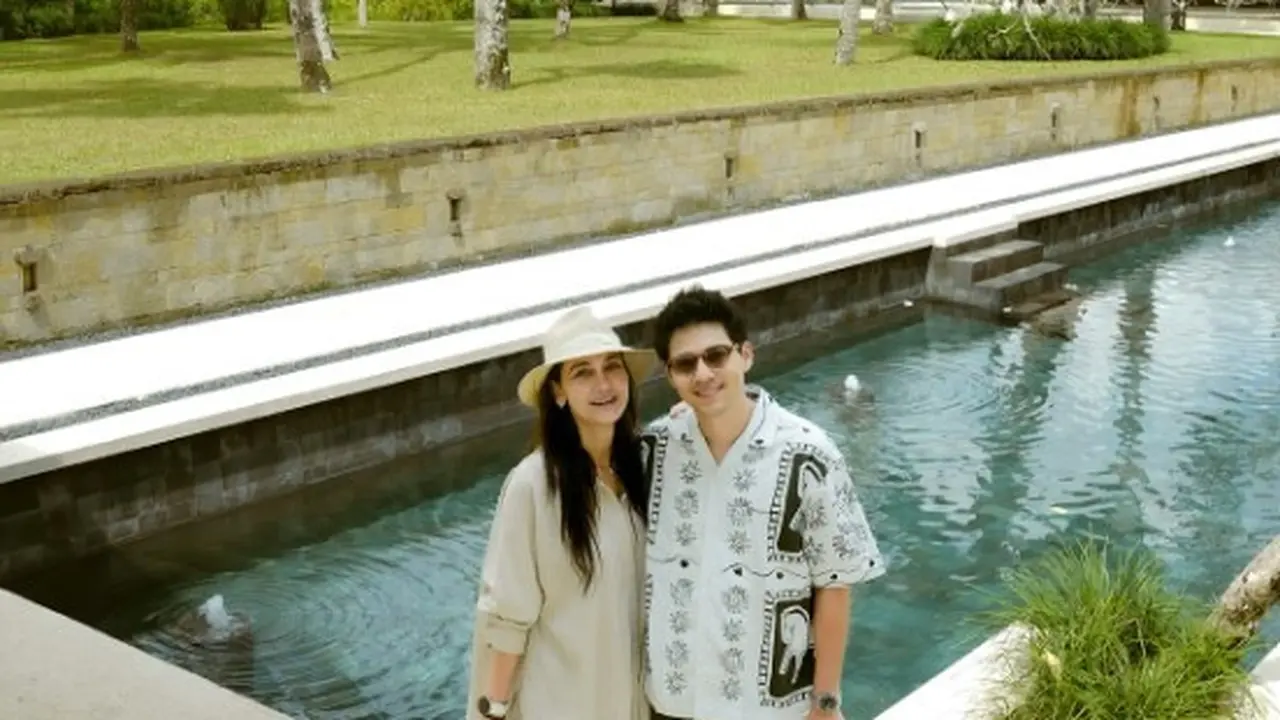 Outfit Luna Maya Peringati 1 Bulan Pernikahan