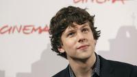 Jesse Eisenberg juga mengaku bahwa sebelum diajak bergabung di Batman V Superman, ia belum pernah membaca buku komik.