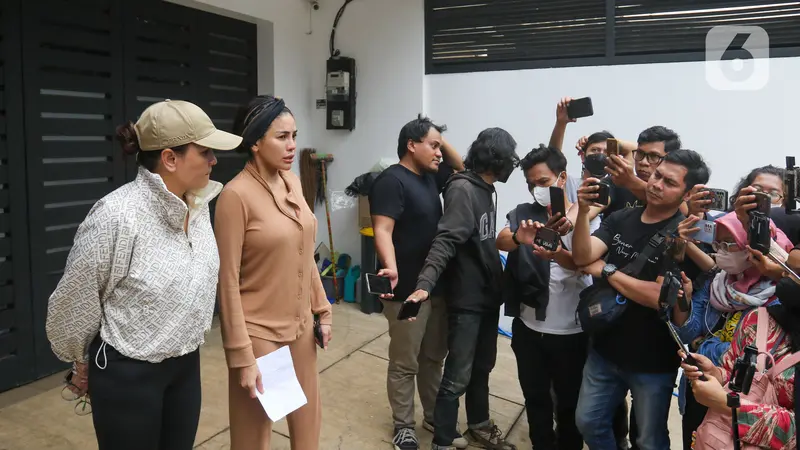 Nikita Mirzani Berikan Keterangan Terkait Penjemputan Paksa Polisi