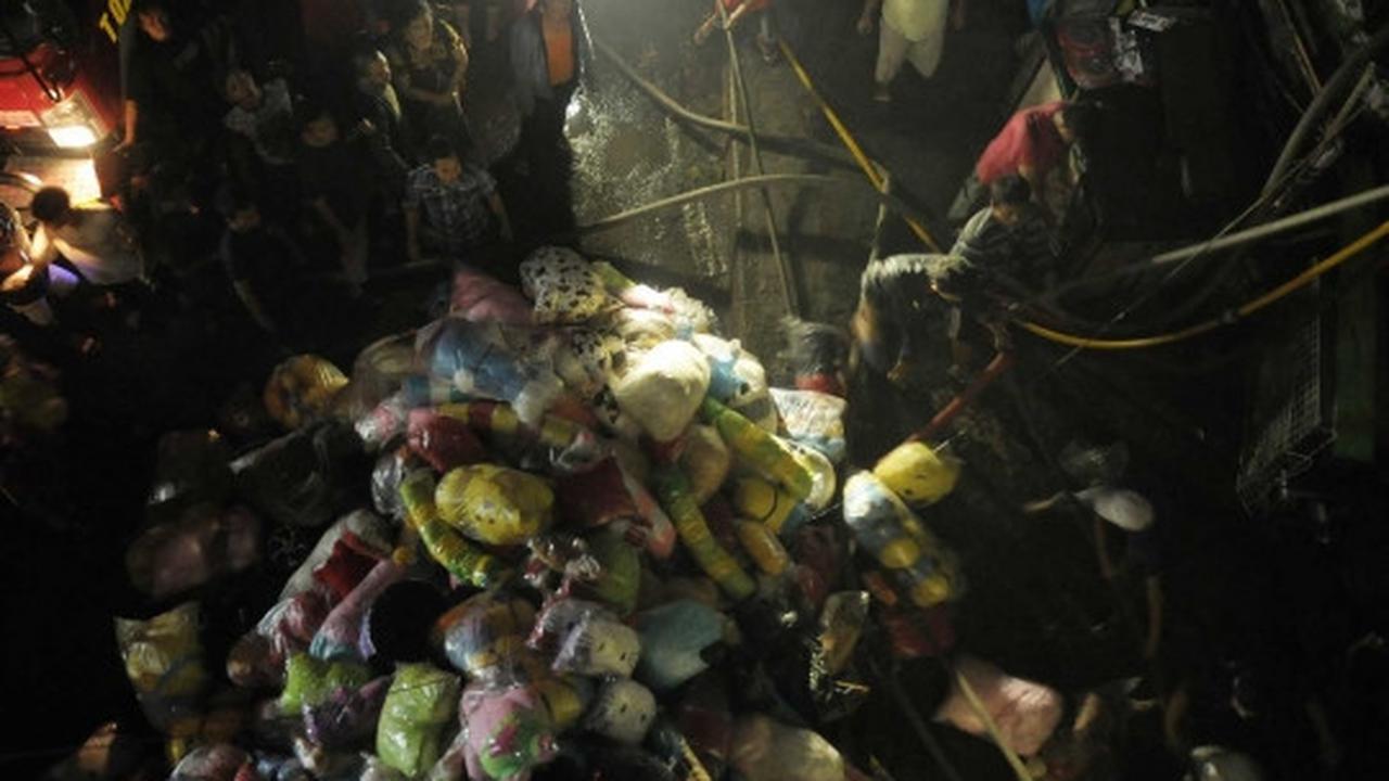 Pasar Gembrong terbakar, ribuan warga padati Jalan Basuki Rahmat