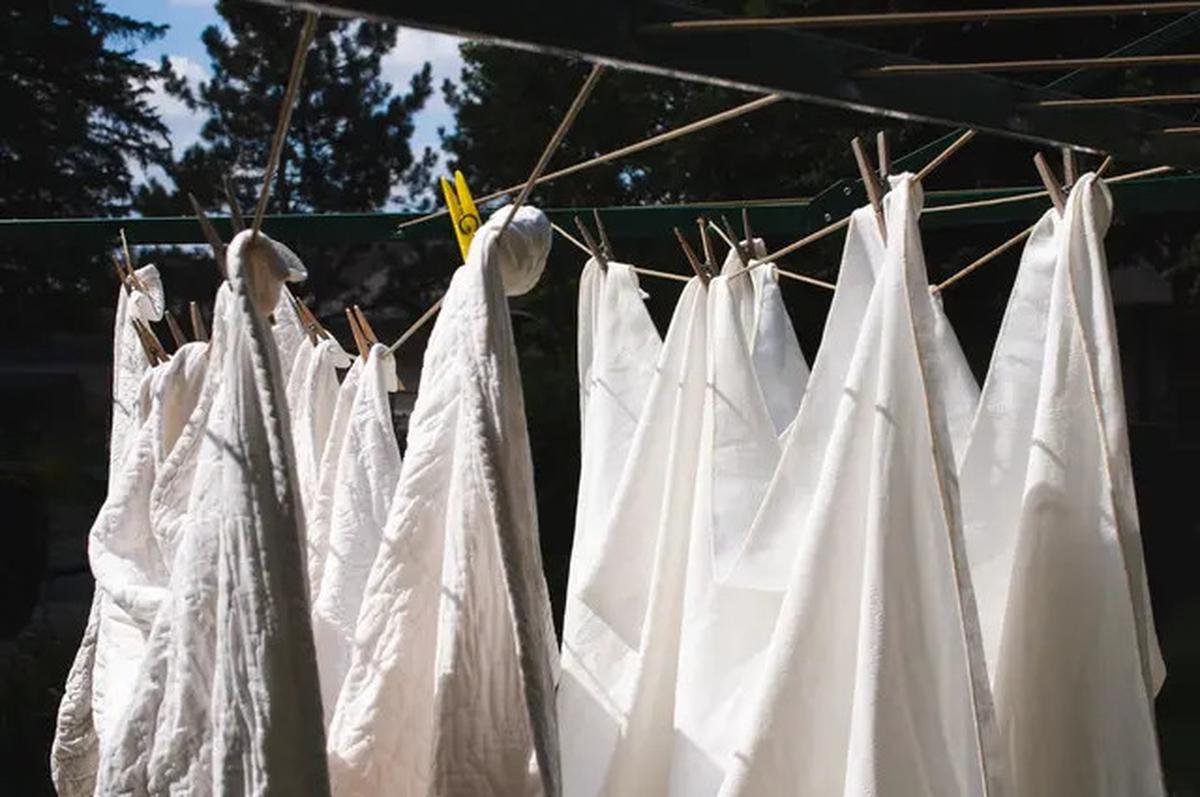 5 Tips Mencuci Baju Putih Agar Tetap Cerah dan Tidak Kusam