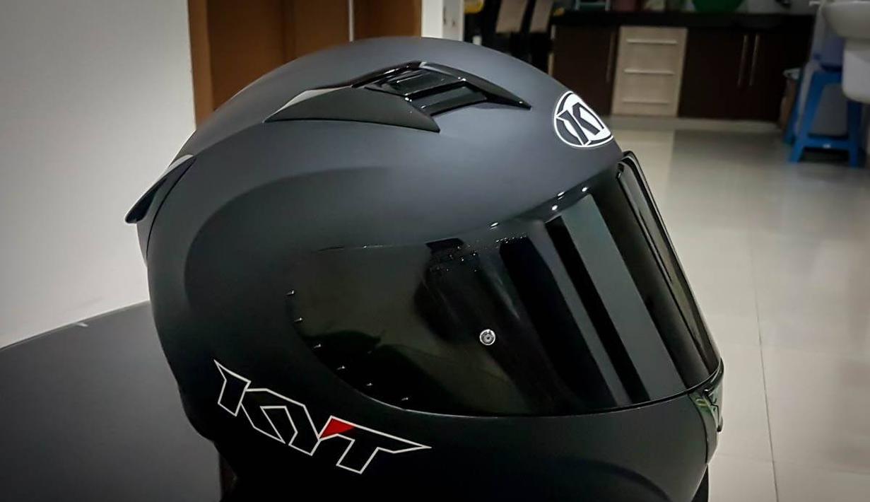 KYT R10 merupakan helm keluaran merek lokal KYT dengan desain full face. Helm ini dilengkapi fitur penguncian micro lock serta beberapa ventilasi untuk menjadi jalur angin ke area kepala. Harga R10 dibanderol seharga mulai dari Rp400 ribuan. (Source: iwanbanaran.com)