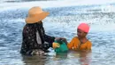 <p>Warga Desa Adat Peminge mengumpulkan lepasan rumput laut di kawasan Pantai Geger Mulya, Nusa Dua, Bali, Selasa (3/5/2022). Dalam sehari, belasan warga mampu mengumpulkan sekitar 5 hingga 20 kg rumput laut basah yang jatuh karena gelombang laut. (merdeka.com/Arie Basuki)</p>