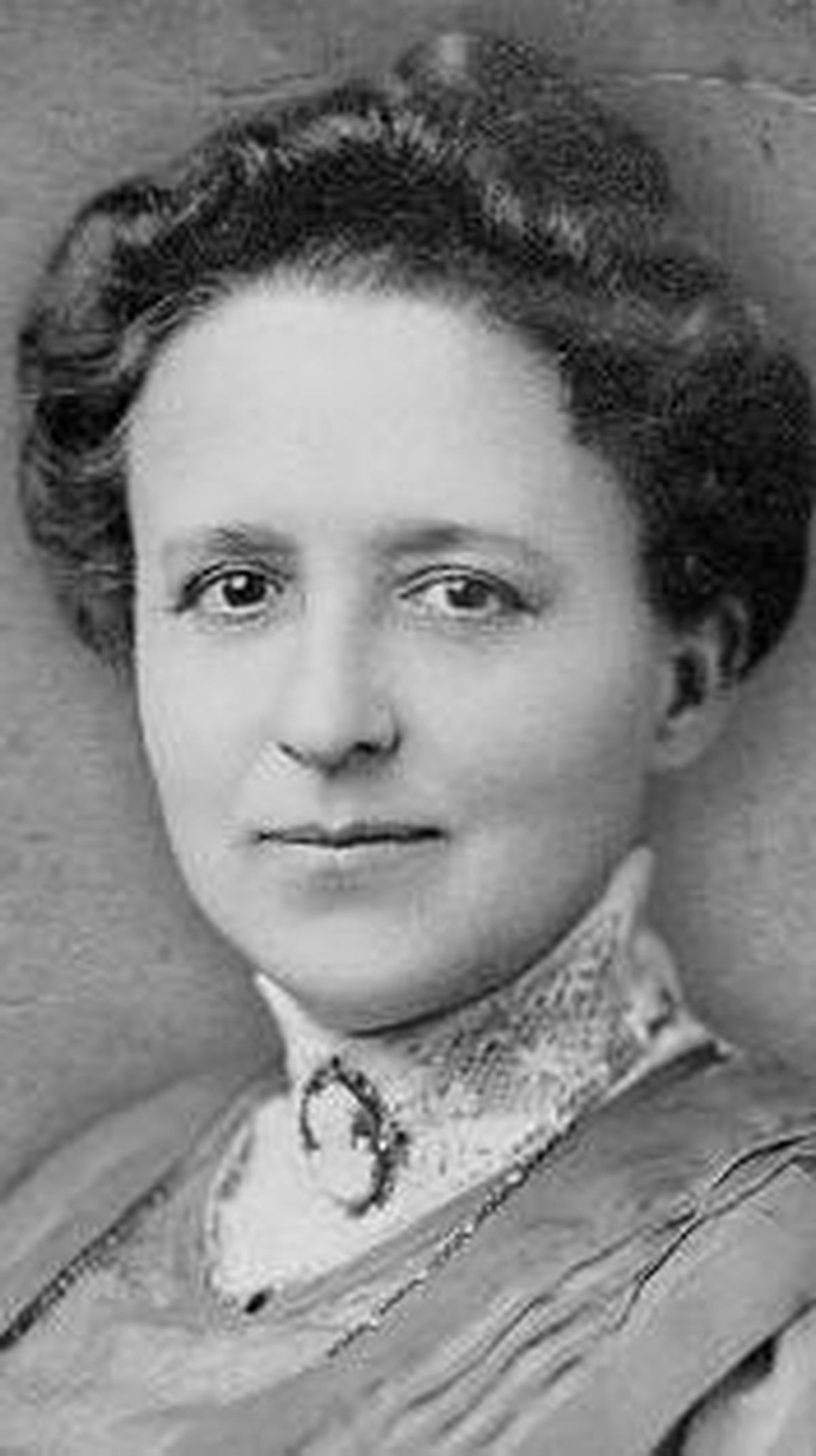10. Kerah gaya Edwardian