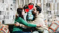 Potret keluarga kecil Jeje Govinda dan Syahnaz Sadiqah yang diunggah setelah keduanya berbicara mengenai isu perselingkuhan. (Instagram @ritchieismail)