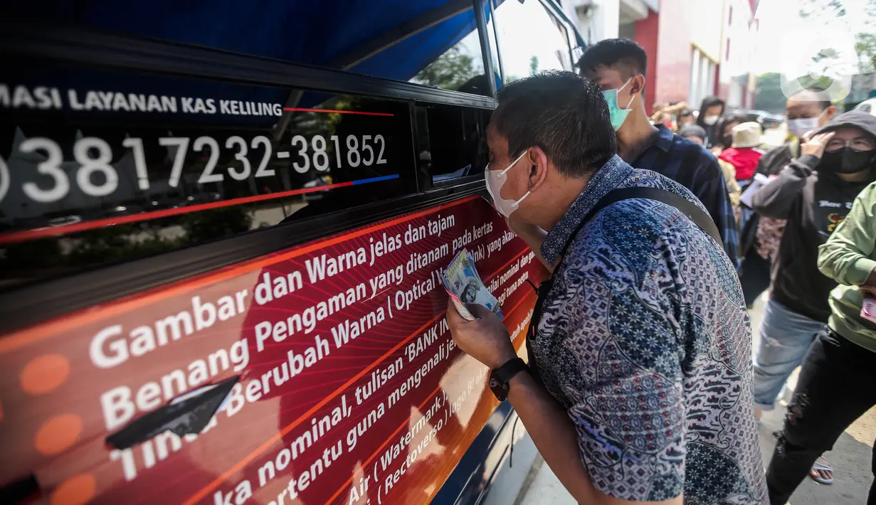 Warga menukarkan uang rupiah kertas baru emisi 2022 di Pasar Senen, Jakarta, Selasa (23/8/2022). Bank Indonesia (BI) baru saja meluncurkan uang rupiah kertas baru emisi 2022 bersamaan dengan momen HUT ke-77 RI. (Liputan6.com/Faizal Fanani)