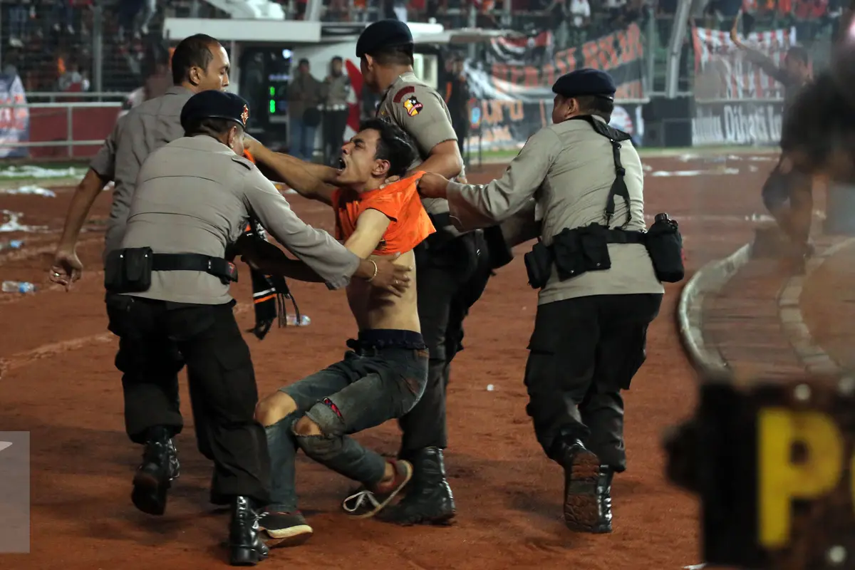 20160624-Rusuh-Laga-Persija-vs-Sriwijaya-Dihentikan-HEL