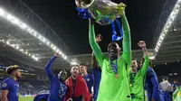 Kiper Chelsea Edouard Mendy merayakan trofi Liga Champions usai mengalahkan Manchester City 1-0 pada laga final di Estadio do Drago, Porto, Minggu (30/5/2021) dini hari WIB. (AP Photo / Manu Fernandez, Pool)