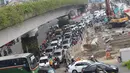 Sejumlah kendaraan tersendat saat melintas di Simpang Matraman, Jakarta, Rabu (19/7). Rekayasa lalu lintas terkait pembangunan simpang tidak sebidang atau underpass di kawasan tersebut akan diuji coba pada 20-27 Juli. (Liputan6.com/Immanuel Antonius)