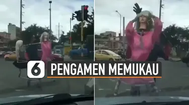 Aksi unik, lucu dan kompak diperlihatkan oleh seorang pengamen pria ini ketika beraksi di lampu merah.