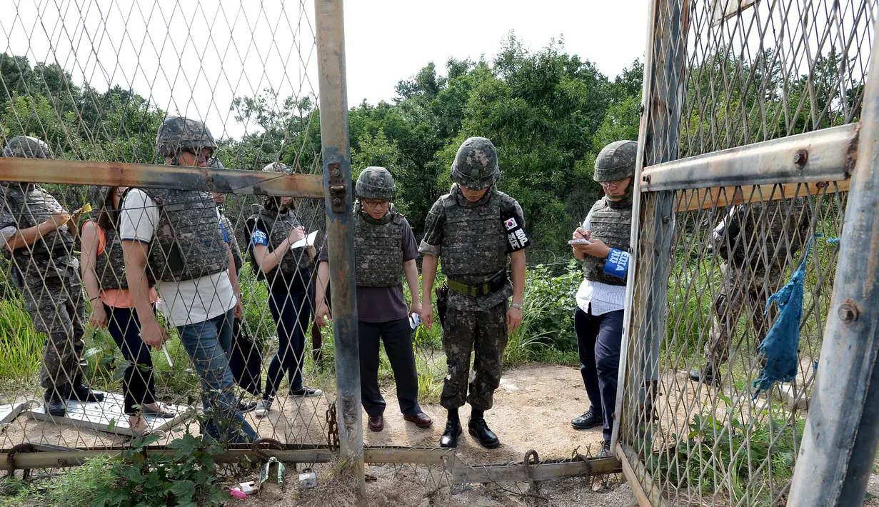 Seorang Tentara sedang menjelaskan kepada awak media dimana tempat Ranjau itu meledak di zona Demiliterisasi, Korea Selatan, Minggu (9/8/2015). Zona Demiliterisasi merupakan daerah perbatasan yang memisahkan Korea Selatan dan Korea Utara. (REUTERS/Yonhap)