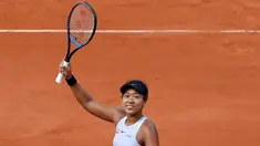 Petenis Jepang Naomi Osaka berselebrasi merayakan kemenangan pada putaran pertama turnamen tenis Prancis Terbuka usai melawan petenis Slovakia Anna Karolina Schmiedlova di stadion Roland Garros, Paris (28/5/2019). Naomi Osaka menang tiga set, 0-6, 7-6 (7-4), 6-1. (AP Photo/Christophe Ena)