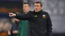 Pelatih AEK Athens, Massimo Carrera, memberi instruksi kepada para pemainnya dalam laga lanjutan Liga Europa 2020/21 Grup G melawan Leicester City di King Power Stadium, Kamis (10/12/2020). AEK Athens kalah 0-2 dari Leicester City. (AFP/Ben Stansall)