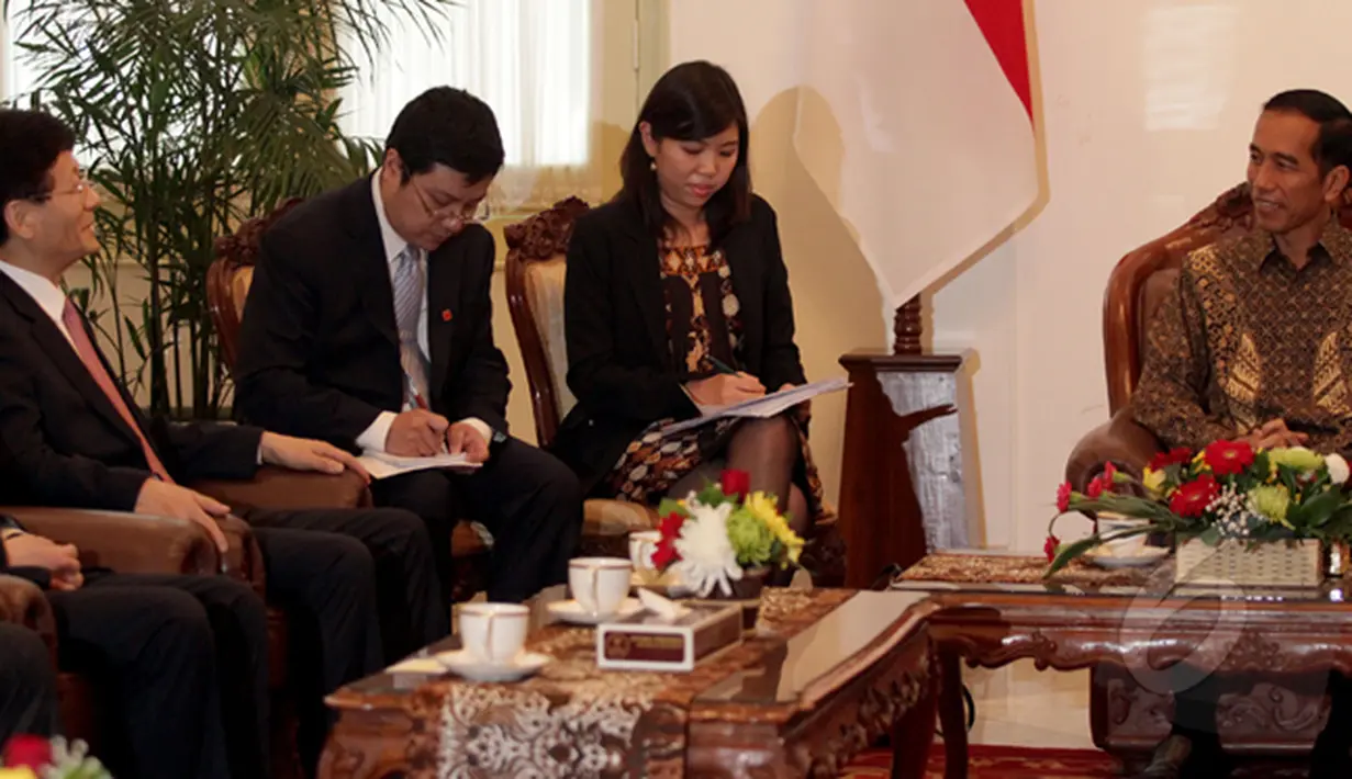 Presiden Joko Widodo, berdiskusi dengan delegasi Republik Rakyat Tiongkok (RRT) di Istana Merdeka, Jakarta, Selasa (3/2/2015). PPertemuan ini membahas masalah perekonomian kedua negara. (Liputan6.com/Faizal Fanani)