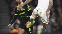 Bek  Tottenham Hotspur Cristian Romero mencoba mengonrol bola disebelah penyerang Sporting CP Francisco Trincao pada matchday kelima Grup D Liga Champions di Tottenham Hotspur Stadium, Kamis (27/10/2022) dini hari WIB. Matchday terakhir pekan depan akan menjadi penentu siapa yang lolos dari Grup D. (AP Photo/Ian Walton)