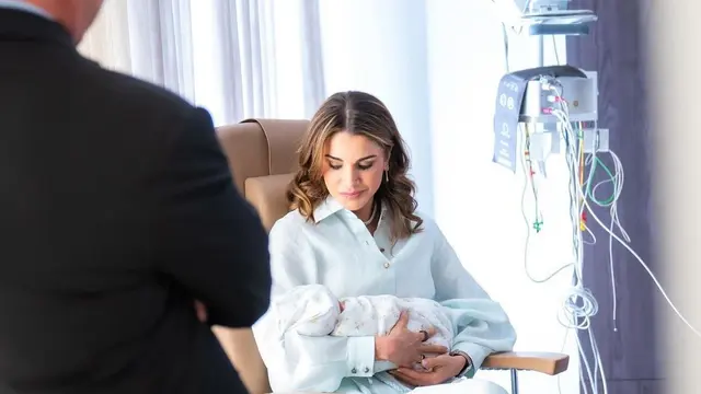 Penampilan Ratu Rania dari Yordania saat mengendong putri dari Pangeran Hussein dan Putri Rajwa. (Dok: IG @queenrania https://www.instagram.com/p/C-NgdWMI-qw/?igsh=dzR0cGp1aDUydWNz)