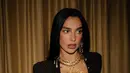 Dengan gaya rambut yang effortless, Dua Lipa memulas wajahnya dengan riasan glamor bernuansa cokelat [@dualipa]