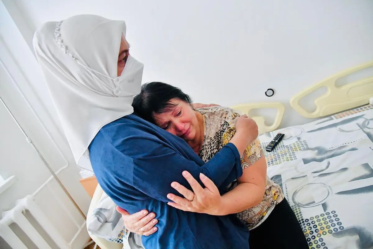 Momen Haru Iriana Jokowi Beri Pelukan Pada Korban Perang di Ukraina