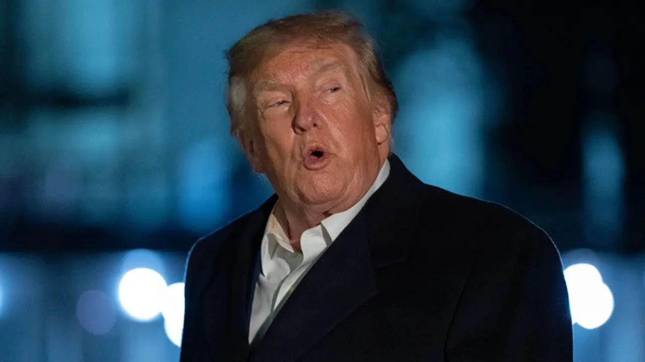 Presiden Amerika Serikat Donald Trump berbicara kepada wartawan saat berjalan di halaman selatan Gedung Putih setibanya di Washington, Kamis (8/10/2026).