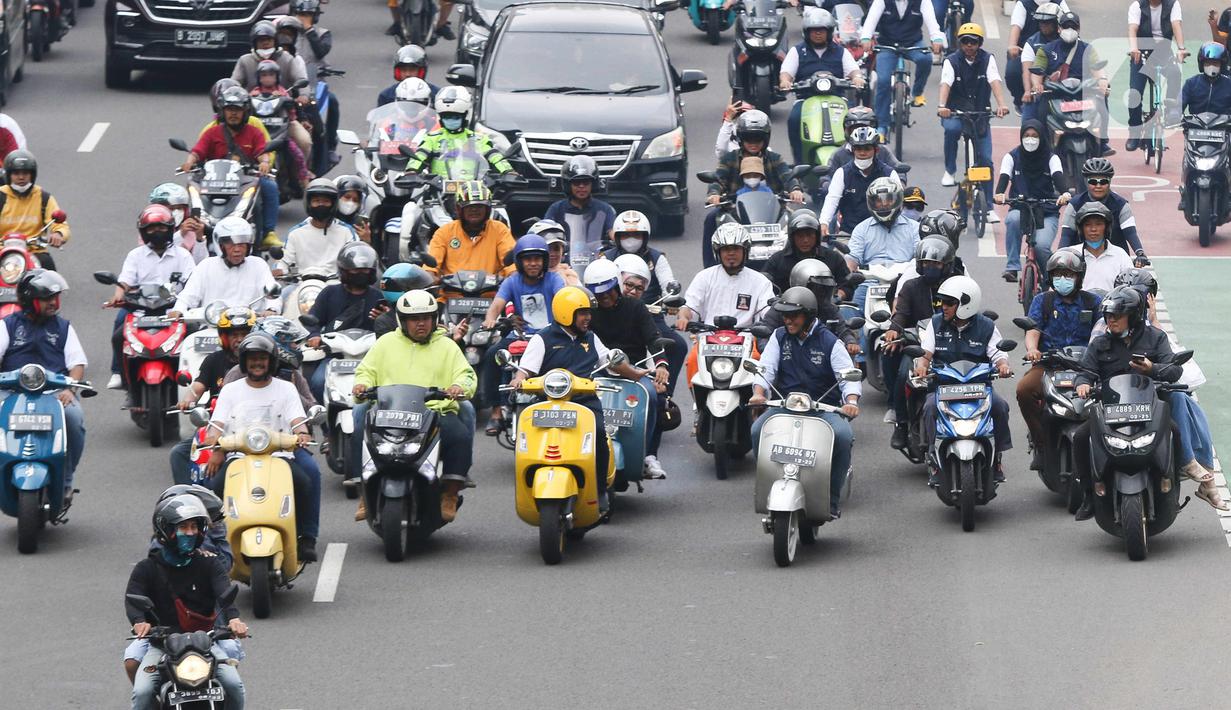 Gubernur DKI Jakarta, Anies Baswedan, menaiki sepeda motor vespa saat melintas di Jalan Jenderal Sudirman, Jakarta Pusat, Minggu (16/10/2022). Sebelumnya, Anies Baswedan bersama Ahmad Riza Patria berpamitan sekaligus mengucapkan terima kasih kepada warga Jakarta di halaman Balai Kota DKI Jakarta. (Liputan6.com/Herman Zakharia)